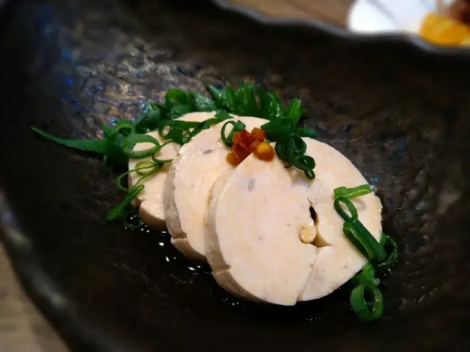 黒い器に盛られたあん肝ポン酢