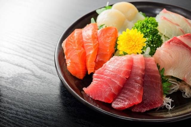 器に盛られている刺身