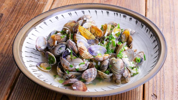 器に盛られたあさりの酒蒸し