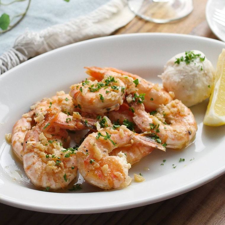 器に盛られているガーリックシュリンプ