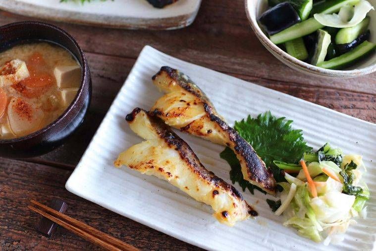 器に盛られた鱈の西京焼き