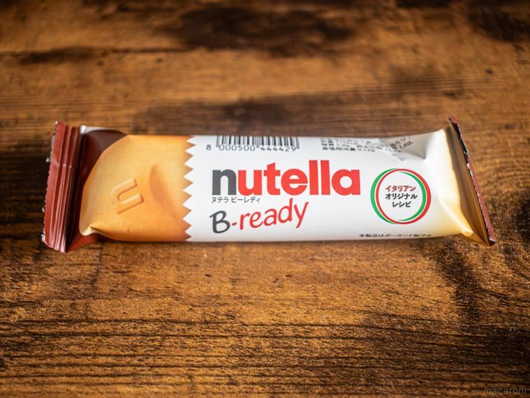 木製のテーブルに置かれた1本のヌテラ ビーレディー