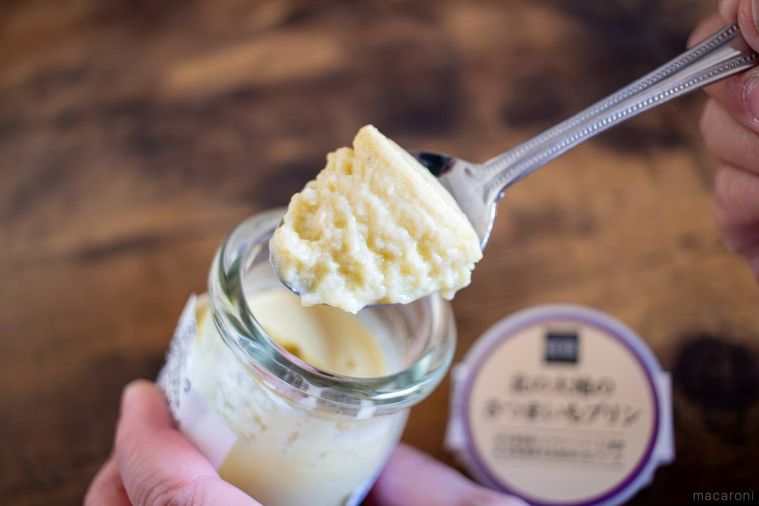 ライフ北の大地のさつまいもプリンをスプーンですくっている様子