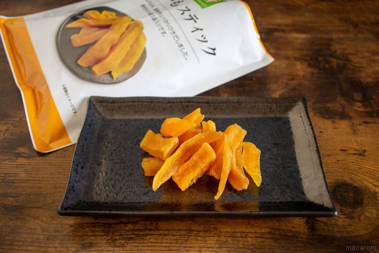 黒いお皿に盛られたライフほしいもスティック