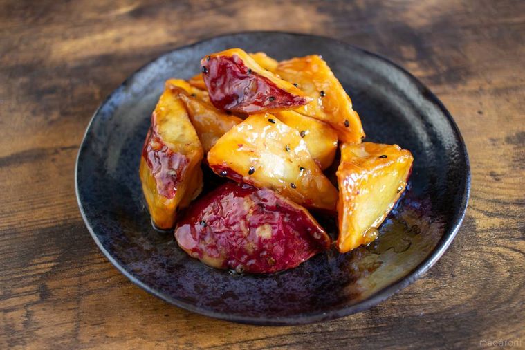 黒い和皿に盛り付けた、ライフ甘くてスッキリ大学芋九州産さつまいも