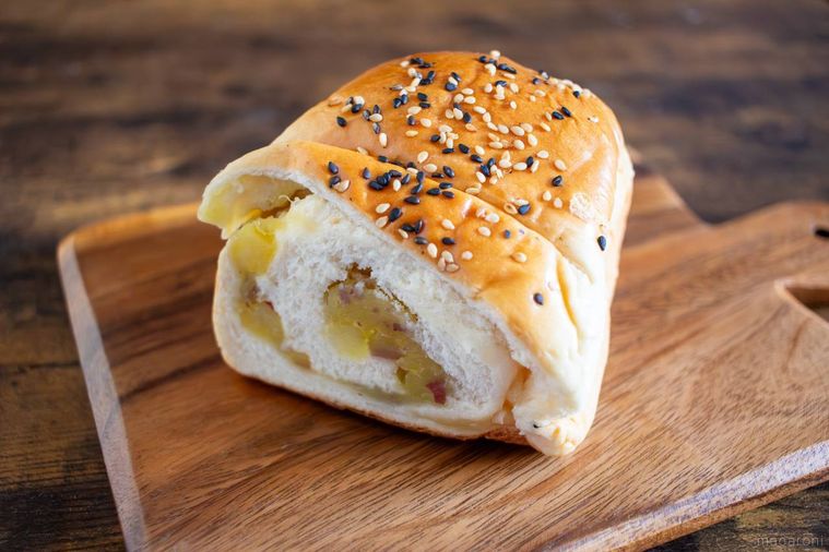 木の板にのったライフなると金時芋と国産ふじりんごのブレッドハーフ