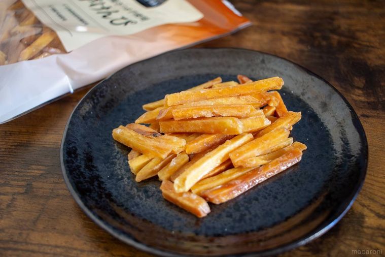 黒いお皿に盛られたライフ九州産さつま芋使用 芋けんぴ