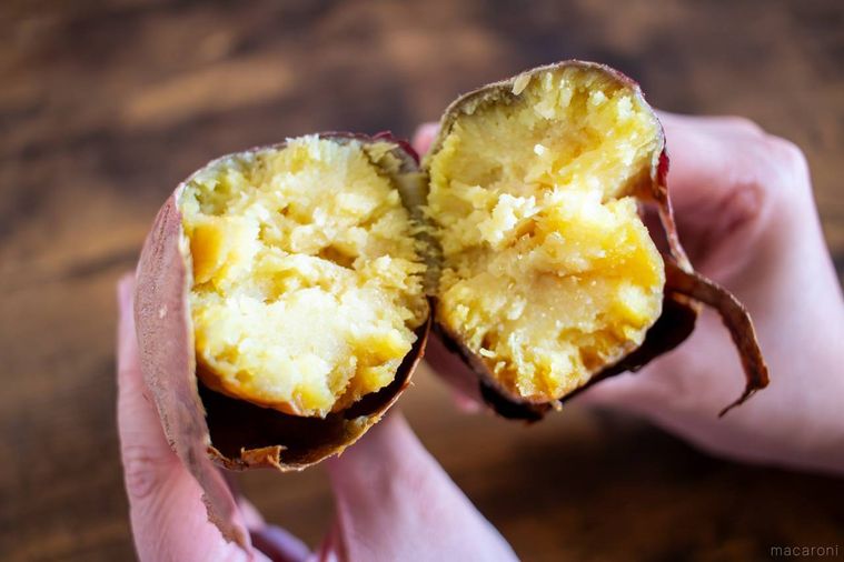 ライフ焼き芋紅天使Mサイズを手で半分に割った様子