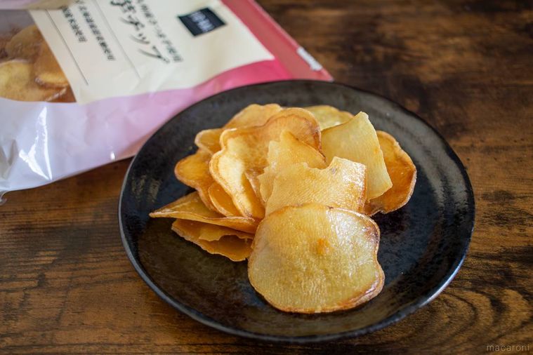 黒いお皿に盛り付けられたライフ九州産さつま芋使用 芋チップ