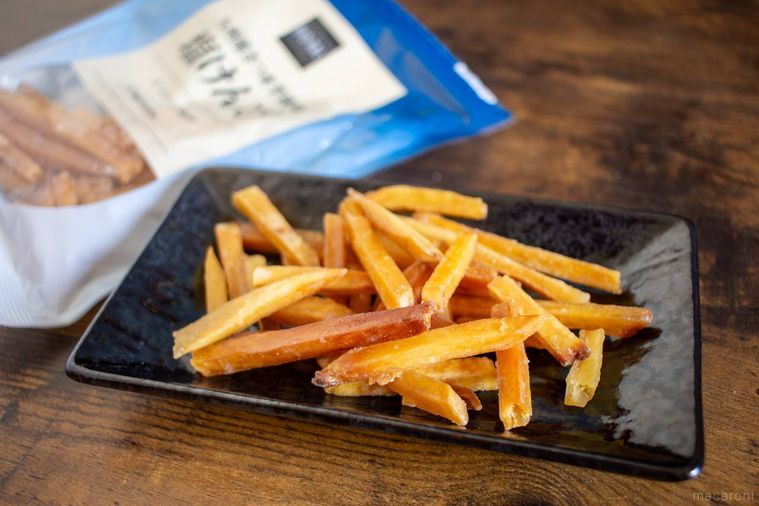 黒いお皿に盛られたライフ九州産さつま芋使用 塩けんぴ