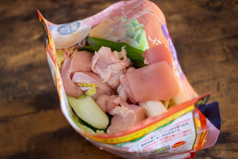 ヤマキ楽チン鍋の袋に具材を入れた様子