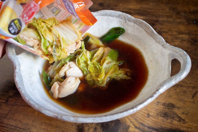 加熱した楽チン鍋 鶏すき焼き鍋つゆ 50gをお皿に盛り付けている様子