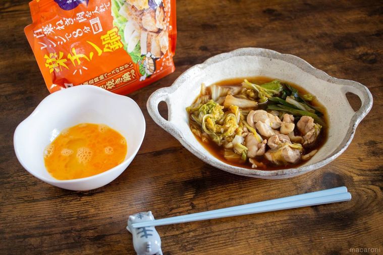 ヤマキ楽チン鍋 鶏すき焼き鍋つゆ 50gを盛り付けたお皿とパッケージ、溶き卵がテーブルに並んでいる