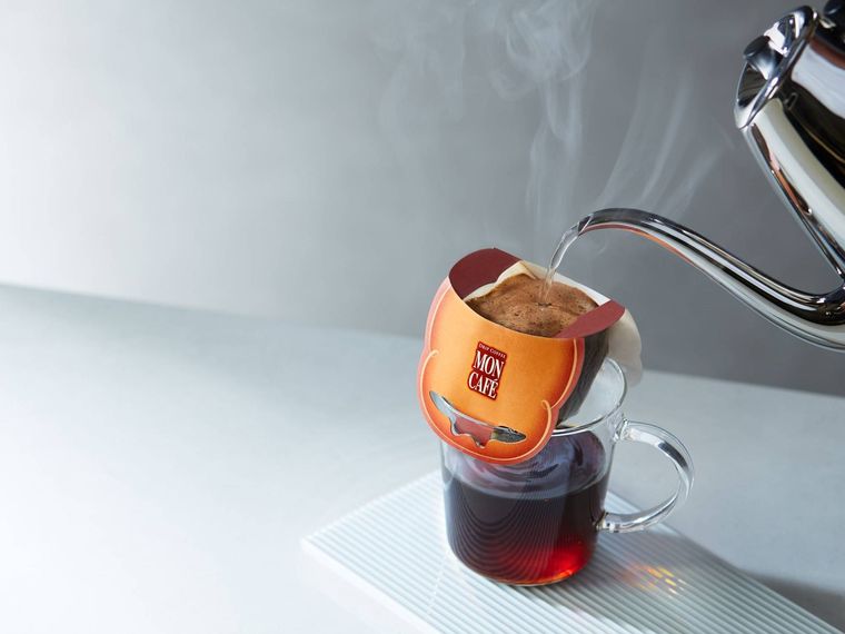 フィルターにお湯を注ぐモンカフェのコーヒー