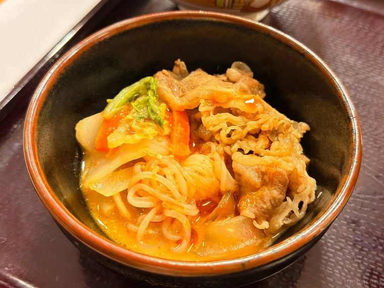 麻辣オイルをかけた牛・胡麻麻辣湯鍋の様子