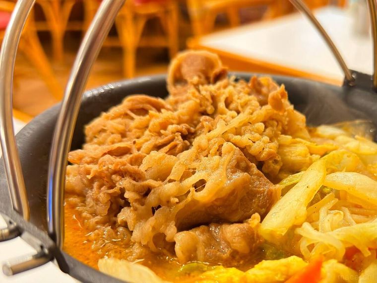 牛・胡麻麻辣湯鍋の盛りだくさんに入れられた牛肉