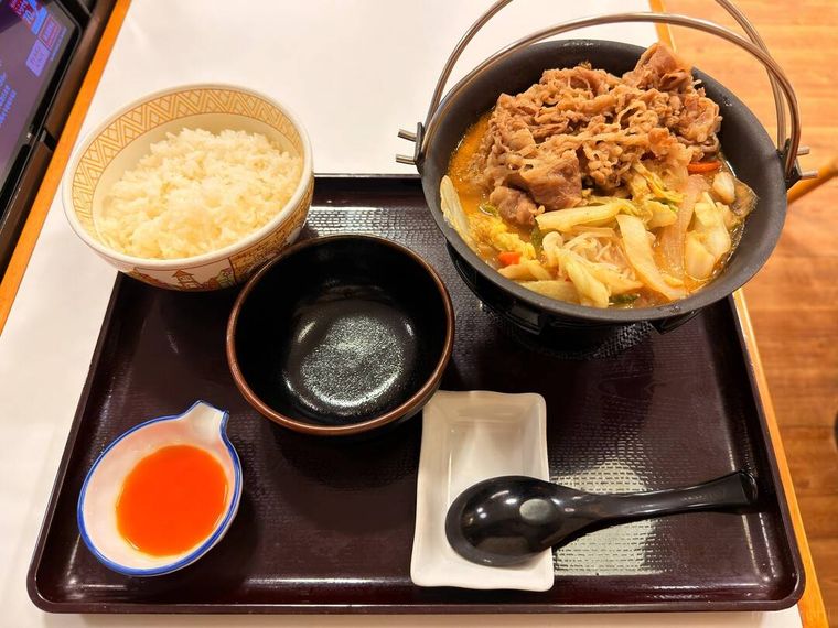 お盆にのった牛・胡麻麻辣湯鍋定食