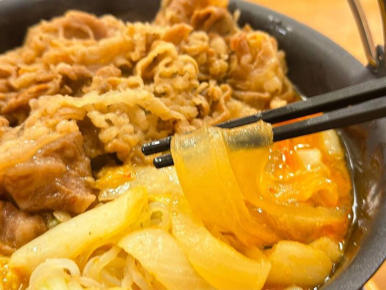 牛・胡麻麻辣湯鍋定食の春雨を箸で持っている様子