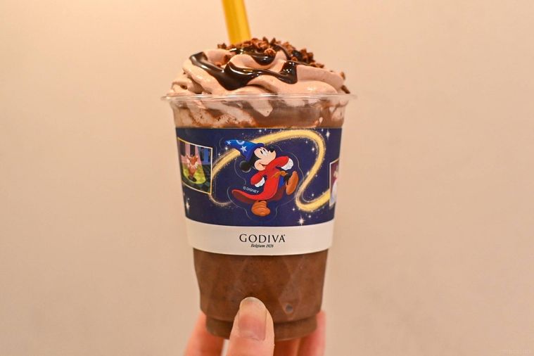 ドリンクを持っているところ