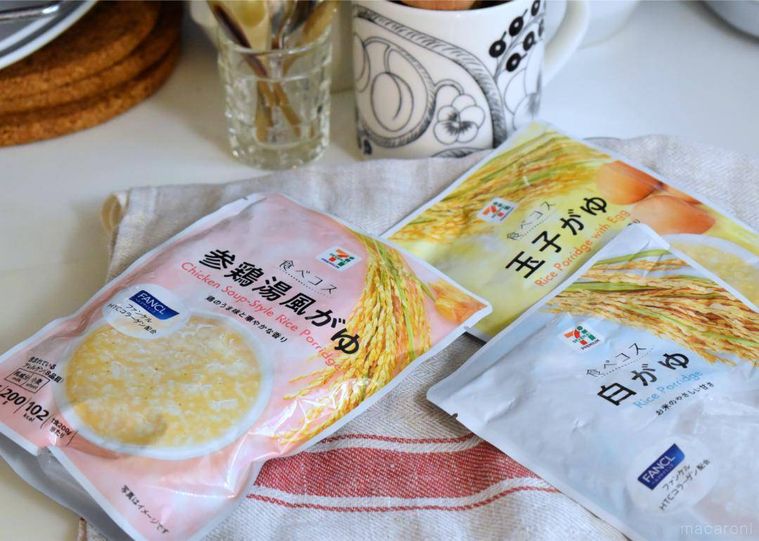 キッチンに並べたかゆのレトルト3種