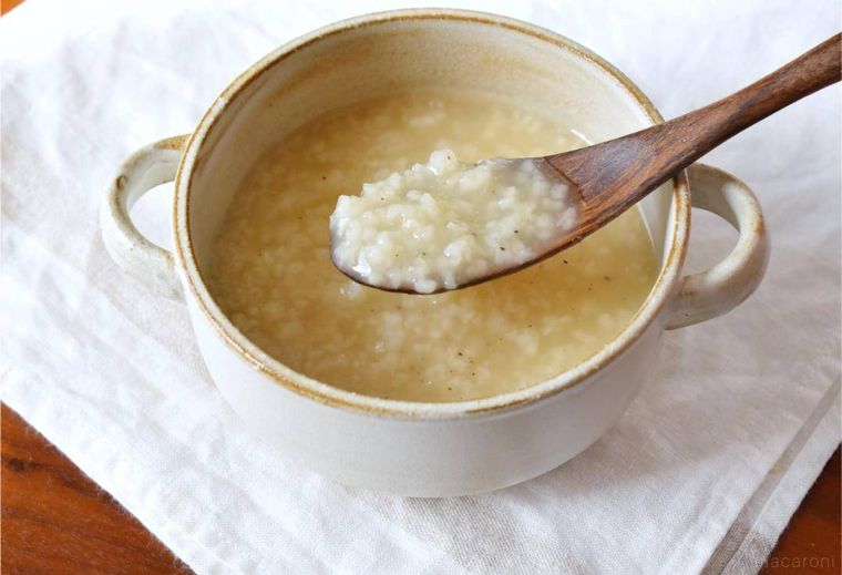 スプーンですくった参鶏湯がゆ