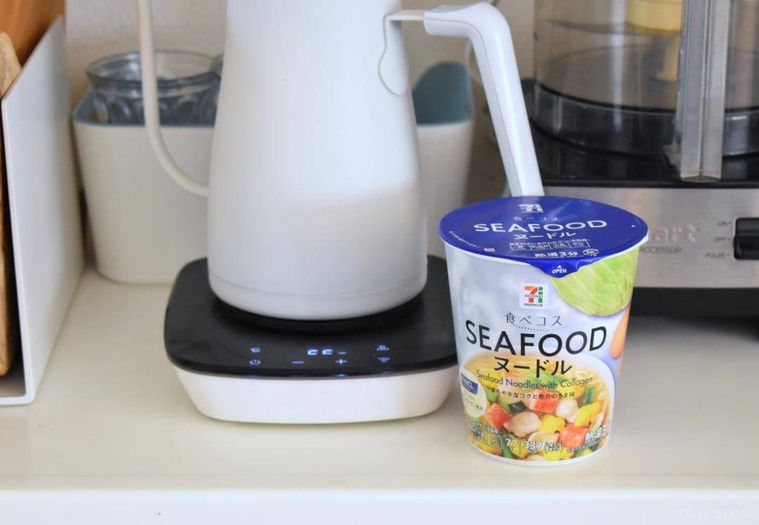 キッチン棚に置いたシーフードヌードル