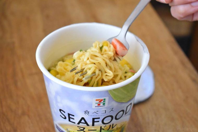 フォークですくったシーフードヌードル