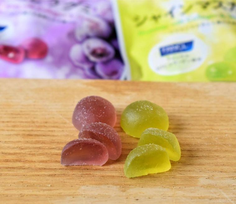 半分にカットした2種のグミ