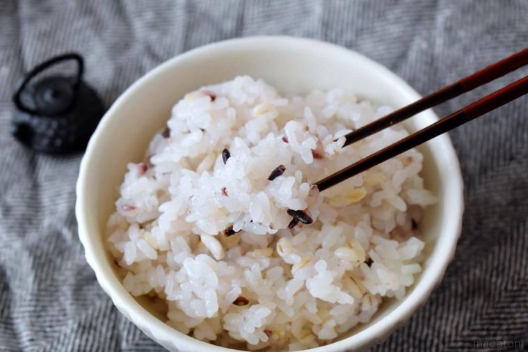 箸を添えた雑穀ごはん