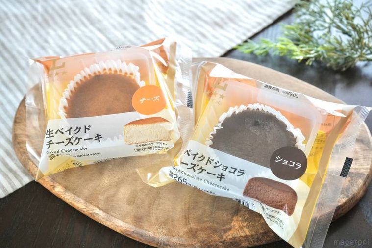 木のカッティングボードにのった2種類のベイクドチーズケーキとグリーン