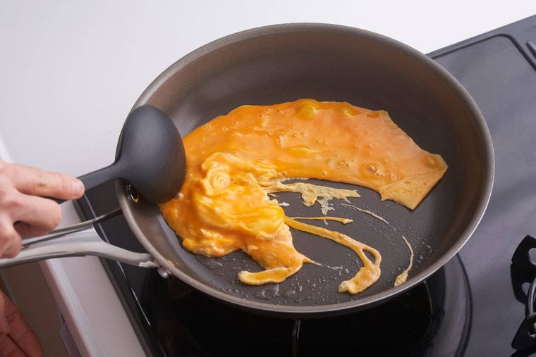 1. 焼きから煮込みまで対応する深型設計