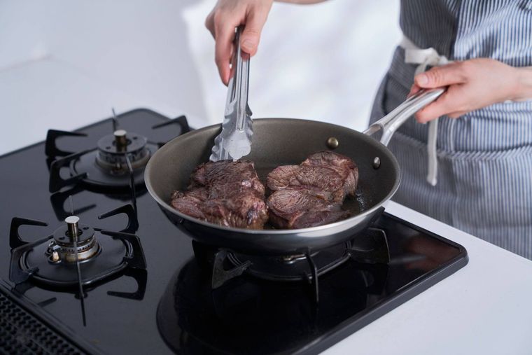 3. 金属製ツール・強火調理もOK