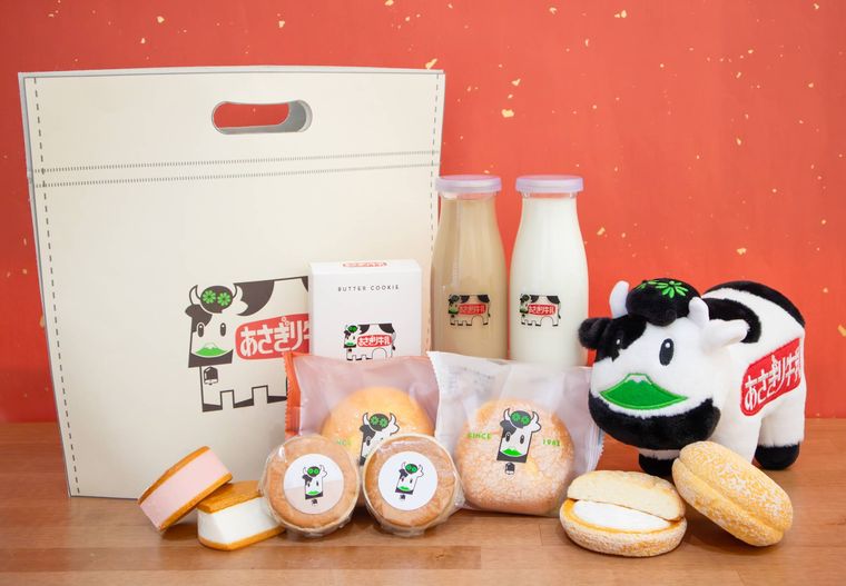 あさぎり牛乳2026福袋の中身を並べた様子