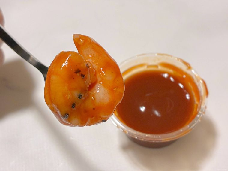 タバスコソースをつけた超シュリンプカクテルサラダ