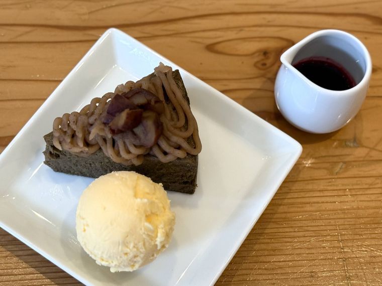 テーブルに並ぶほうじ茶のモンブランチーズケーキやカシスソース