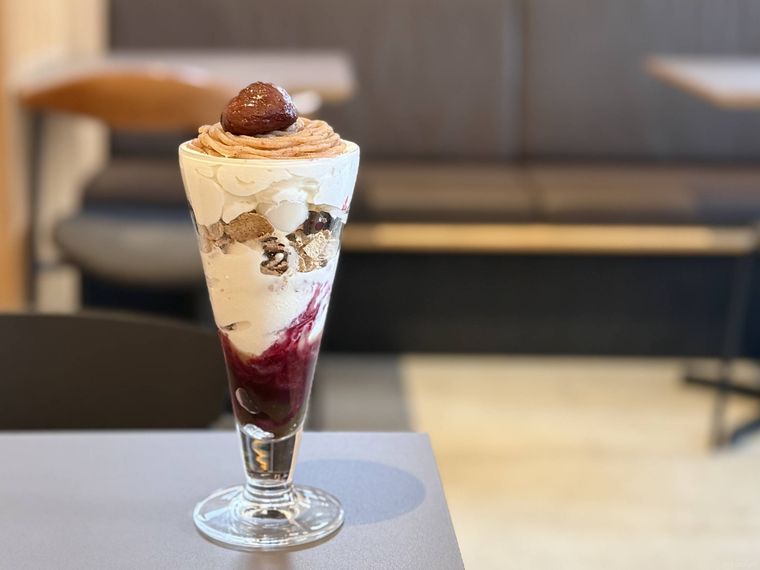 大人のモンブランパフェを横から