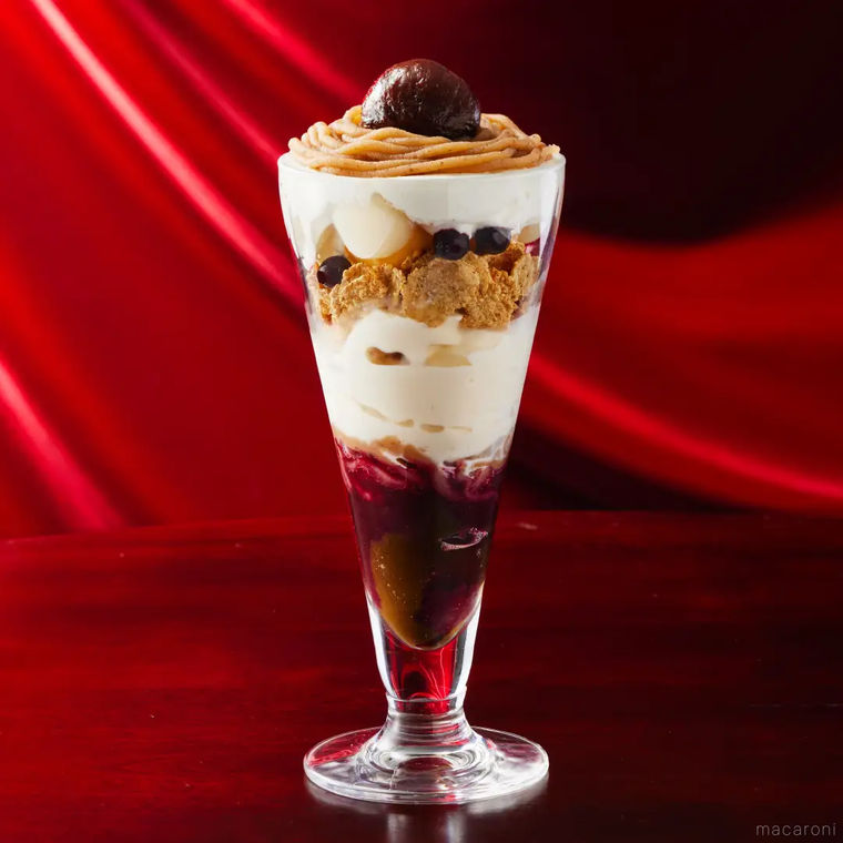 大人のモンブランパフェが置かれている