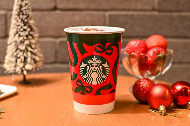 カップに入ったドリンクを正面から