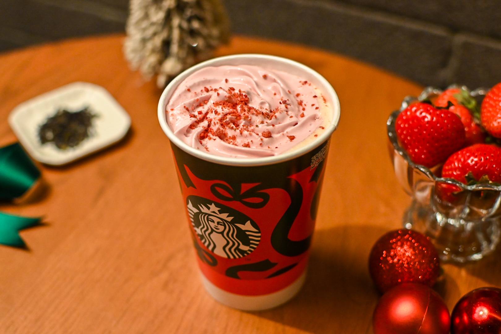 スタバ新作「ジョイフルメドレー」のティーラテ！ストロベリーテイスト