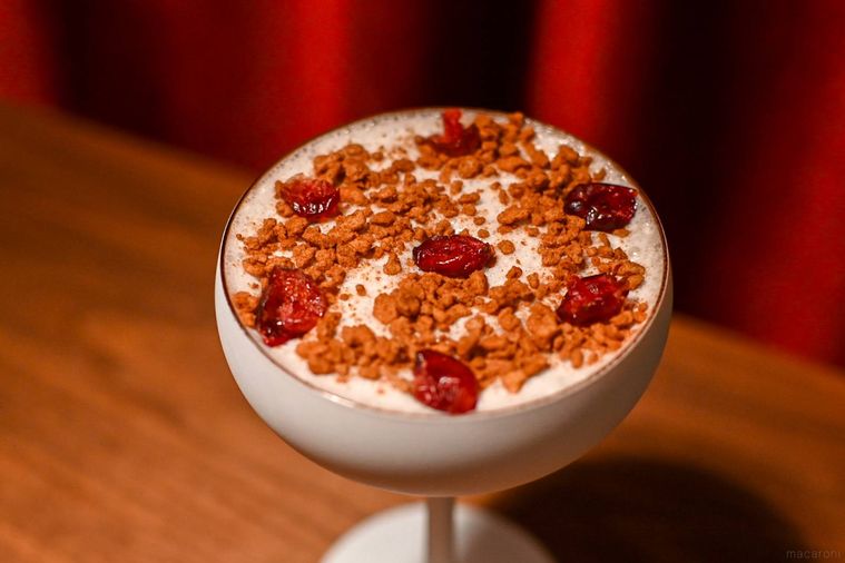 カクテルのトッピングのアップ