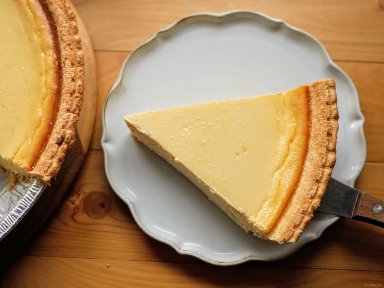 コストコのチーズタルトを1カット皿に取り分けたところ