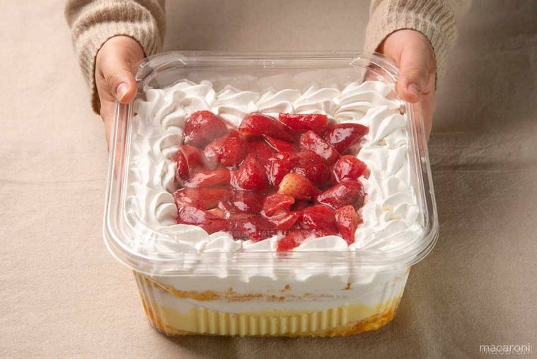 コストコのストローベリートライフルを両手で持っているところ