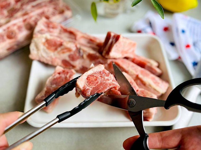 コストコのスペアリブをハサミでカットしているところ