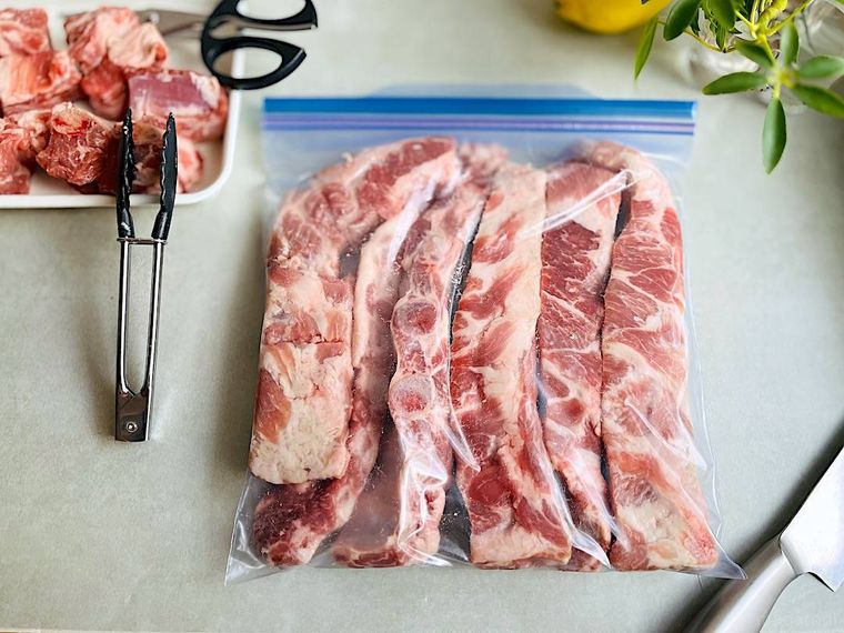 コストコのスペアリブをジップ付き保存袋に入れたところ