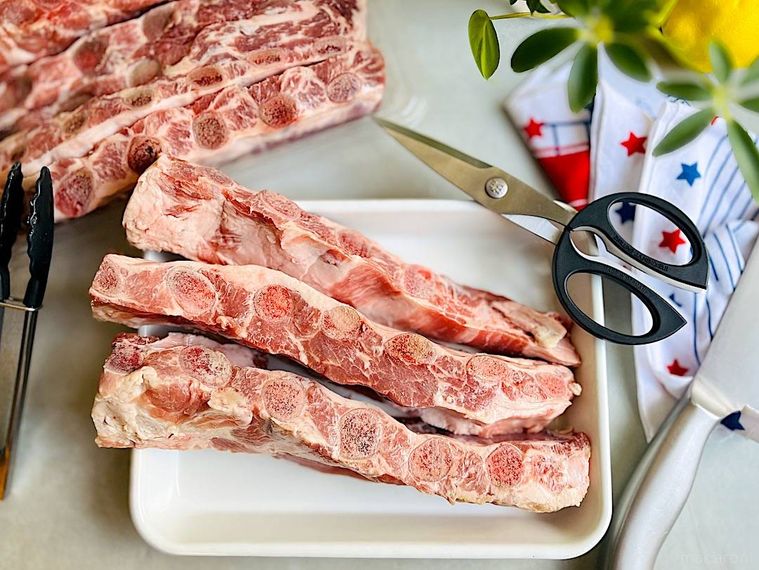 コストコのスペアリブを3本白いバットに取り出したところ