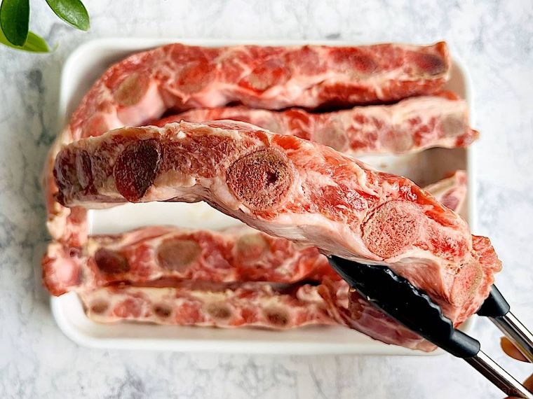 コストコのスペアリブをトングで1本持ち上げたところ