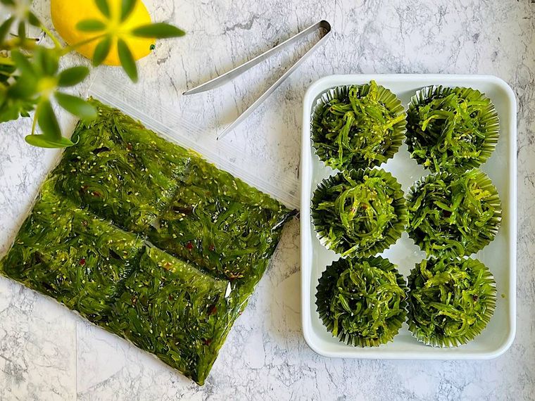 コストコのごまわかめを小分けにしてジップ付き保存袋やアルミカップに入れ、冷凍保存しているところ