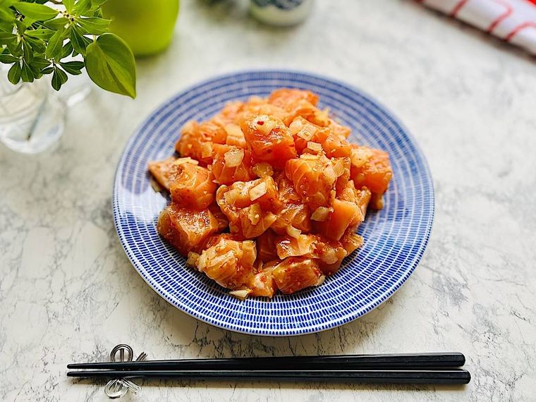 ブルーの皿に盛ったコストコのサーモンポキ