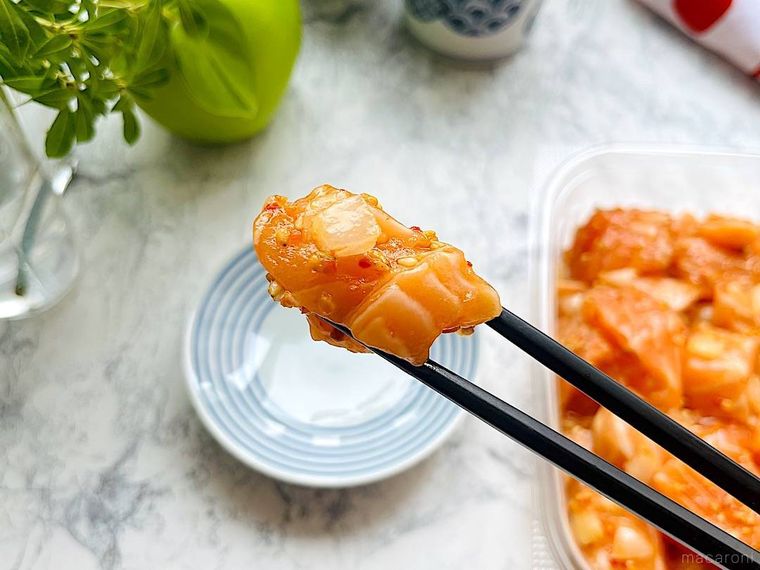 コストコのサーモンポキの箸持ち上げ