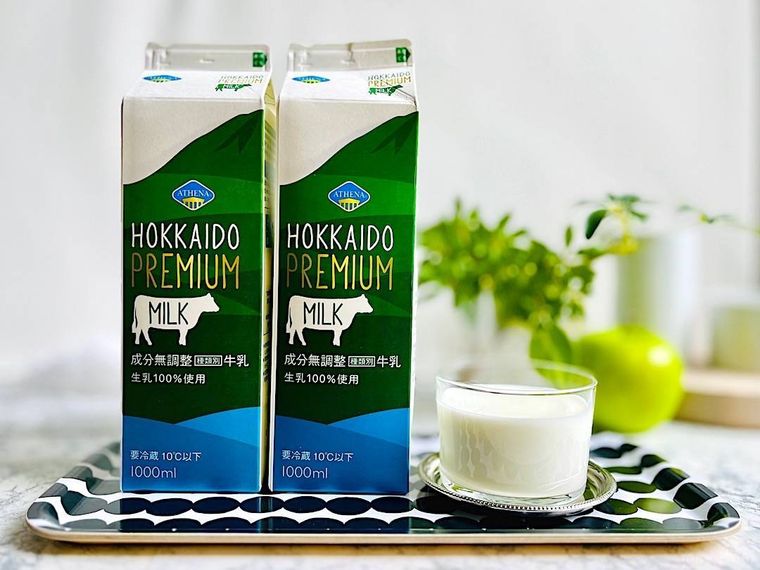 コストコのプレミアムミルクをグラスに注いで2本の牛乳パックと並べたところ
